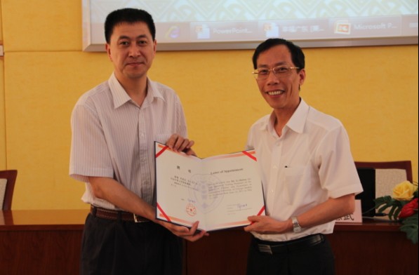 隋广军为李惠武颁发客座教授聘书 隋广军为李惠武颁发客座教授聘书