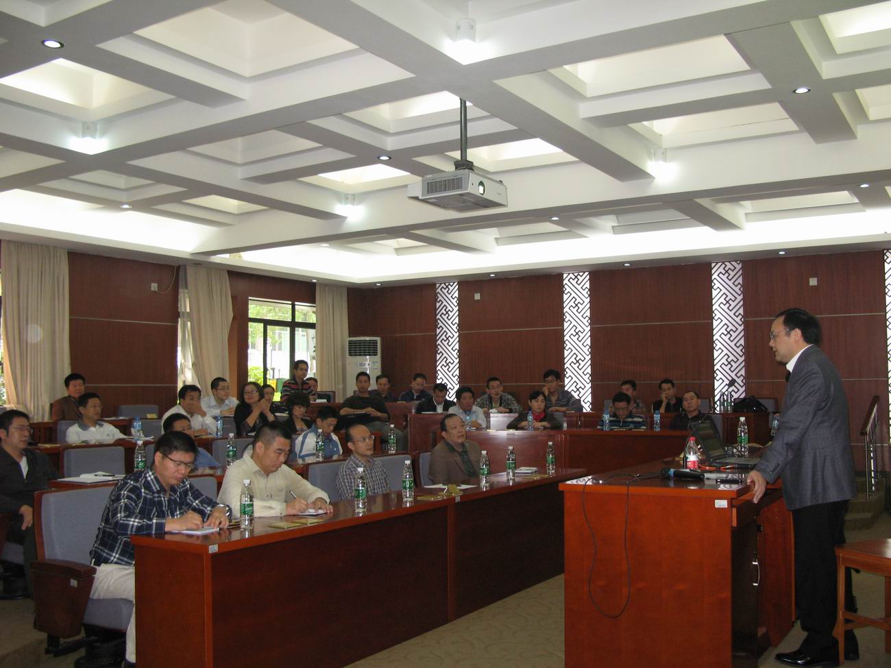 大家认真聆听讲座 大家认真聆听讲座