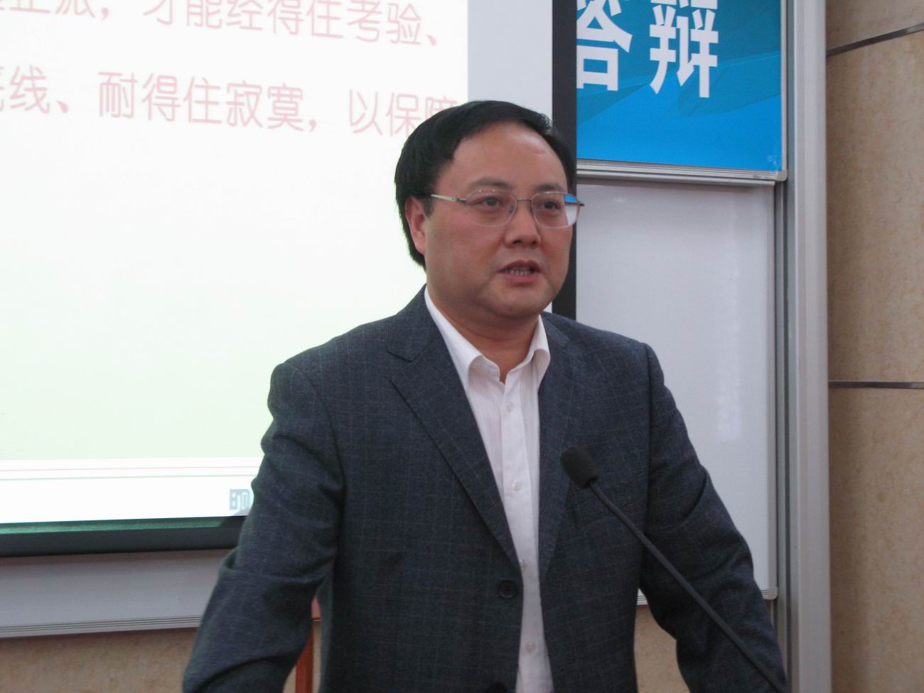 石佑启为大家讲座 石佑启为大家讲座