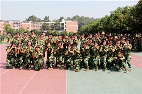 军训结束了,精彩的大学生活却才刚刚开始 军训结束了,精彩的大学生活却才刚刚开始