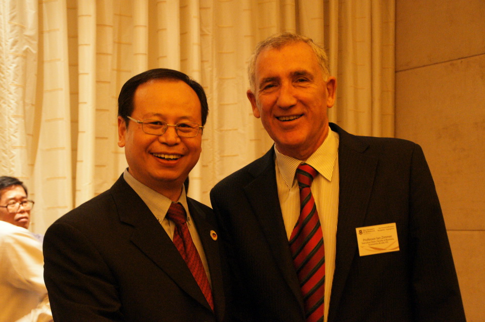 尚敏锐主任与昆士兰大学商务、经济与法律学院Ian Zimmer院长合影