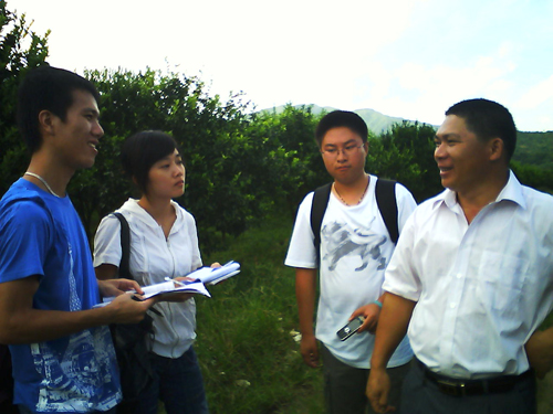 队员与园主亲切交谈