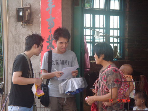 与村民亲切交谈