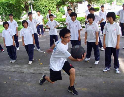 街头篮球吸引学生眼球