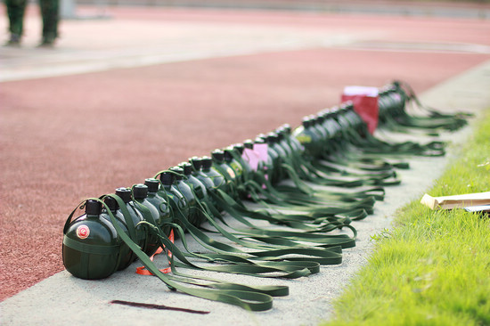 整齐的水壶代表着严谨的纪律性 整齐的水壶代表着严谨的纪律性