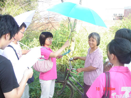 阿姨,我来帮你扇扇风