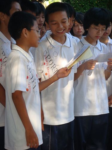 学生在拓展活动中唱营歌