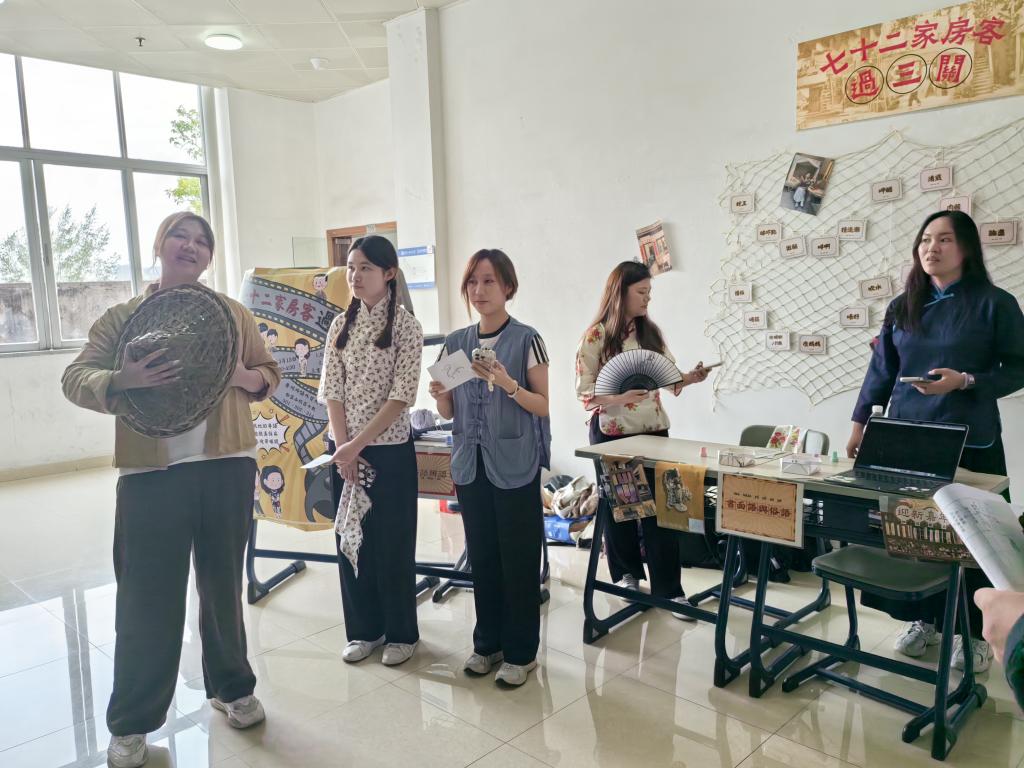 港教大学生向广外学生展示文化互动作品4.png