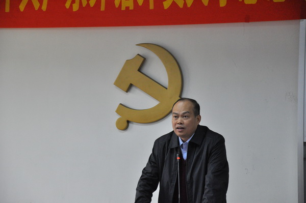 卢景辉在会上发言 卢景辉在会上发言