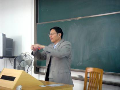 吴显庆对现场师生进行专题讲座 吴显庆对现场师生进行专题讲座