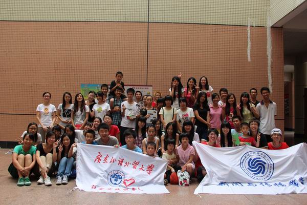 “心传新语”队全体队员与学生们的大合照 “心传新语”队全体队员与学生们的大合照