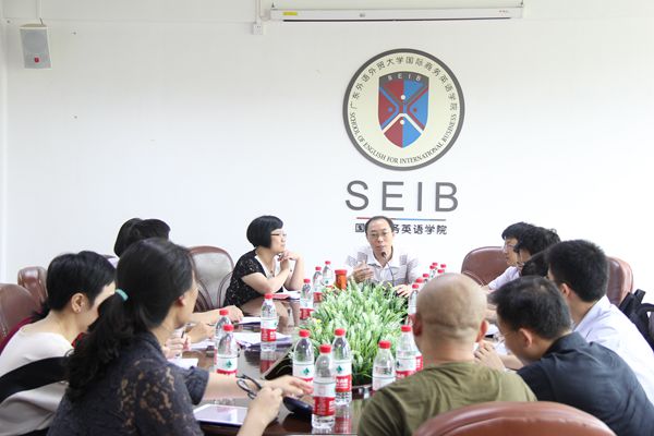 郭桂杭院长,吴易明副院长与各院校代表进行交流探讨 郭桂杭院长,吴易明副院长与各院校代表进行交流探讨