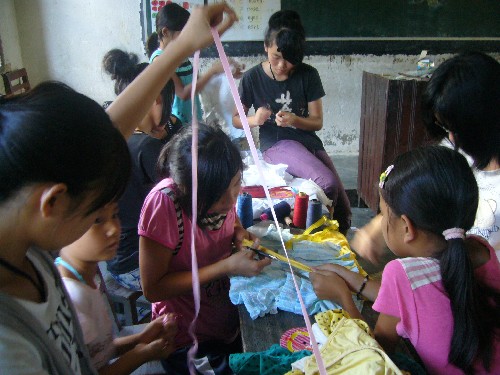 放学后课室内,人依在,热度不减