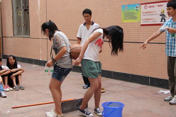 学生背夹篮球过障碍 学生背夹篮球过障碍