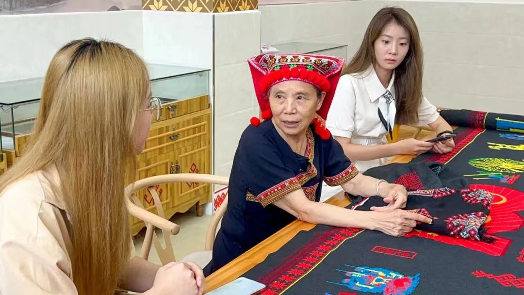我校大学生创新创业团队成员向瑶绣传承人学习.jpg
