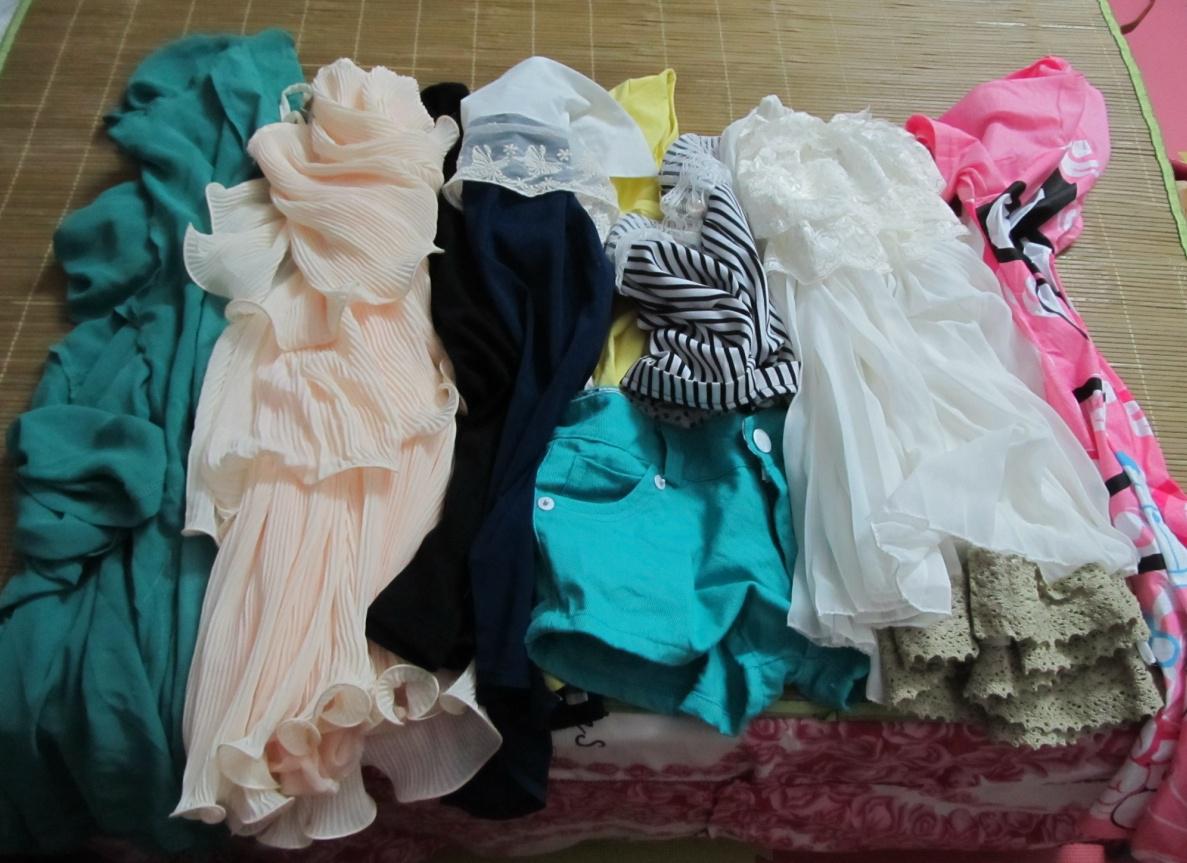 宿舍里层层叠叠的衣服 宿舍里层层叠叠的衣服