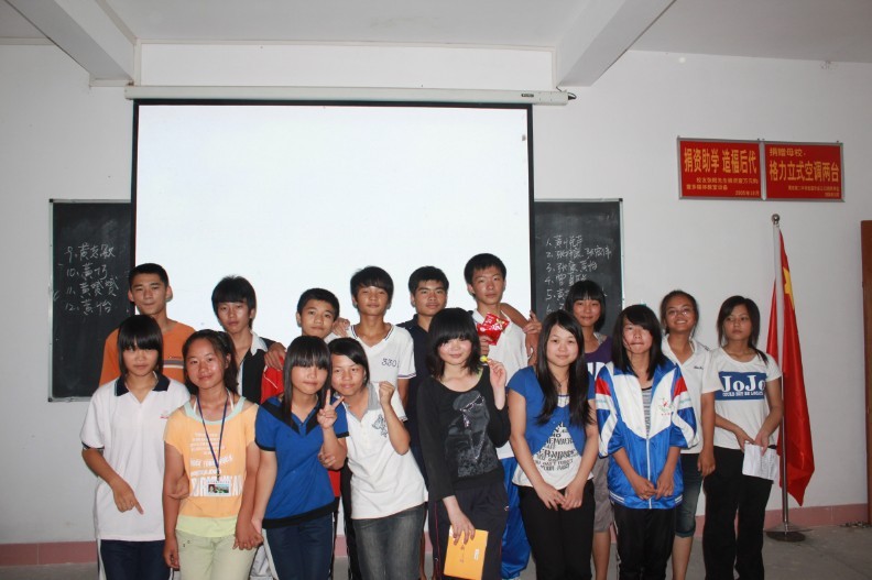 参加歌唱比才的学生在赛后合影