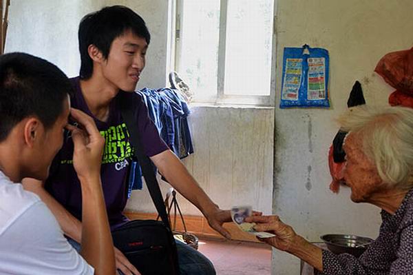 队员心疼老人无钱买药.jpg 队员心疼老人无钱买药.jpg