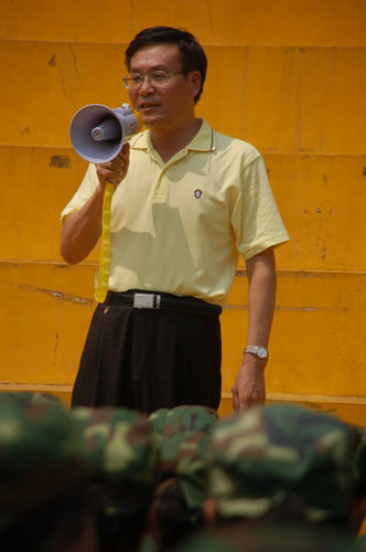 何洪亮:军训是整个大学教育的重要组成部分。