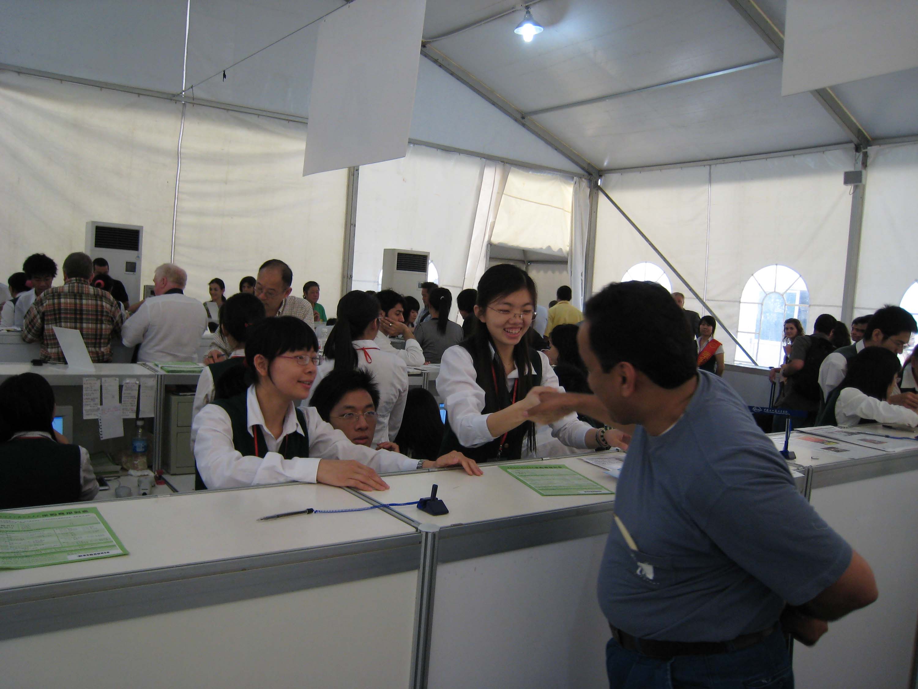 热情招待 握手感谢