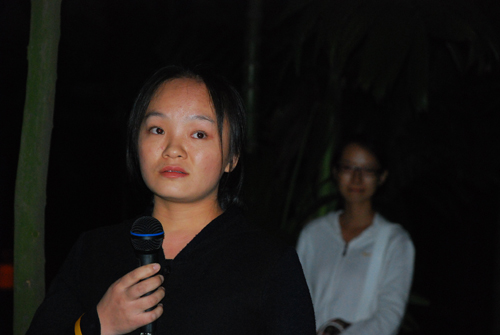 四川车女士回忆当初难掩悲痛,身后女生神情哀伤