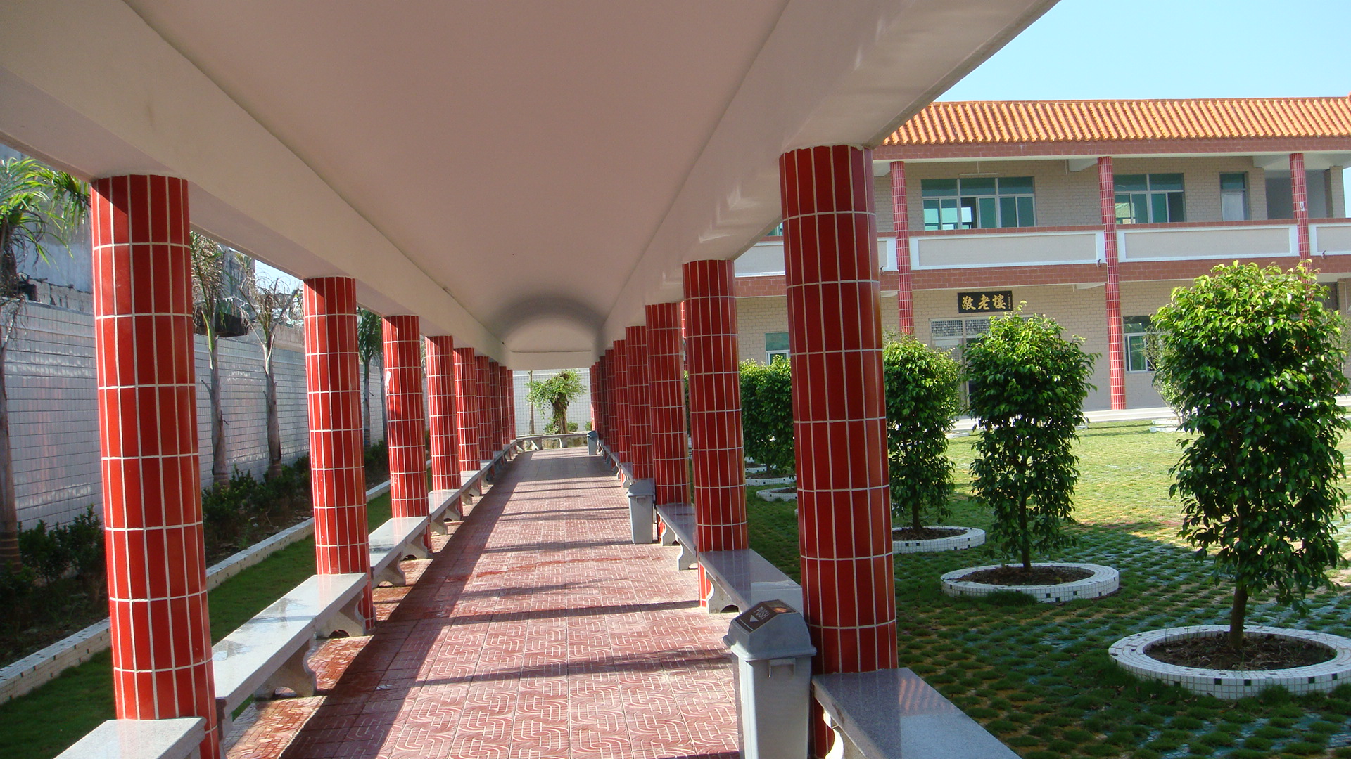 穿过人生长长的走廊,如今,你拐角处的敬老楼里……