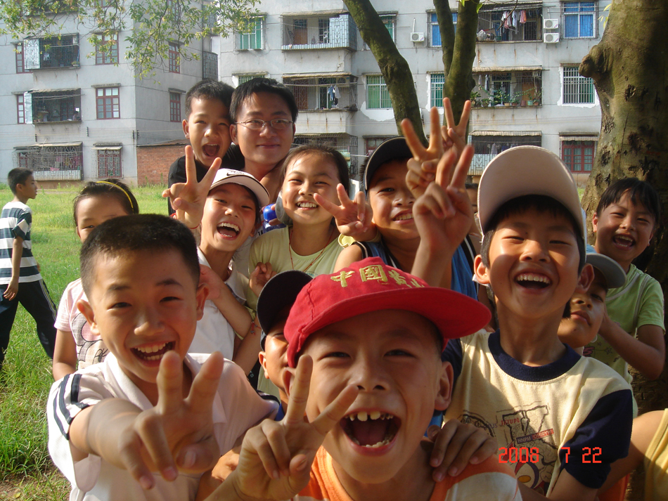 是他们纯真的笑容点缀了我们炎热的今夏