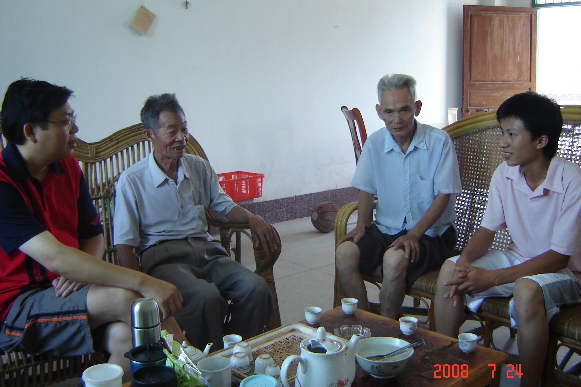 老人会会长特意前来基地表示感谢