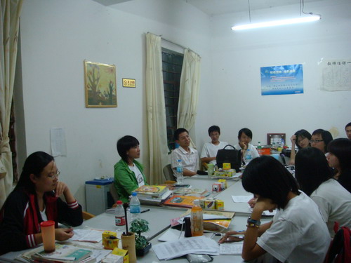 我们在夜幕下讨论教学情况