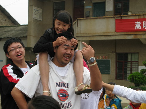 一起欢笑,我们都是朋友