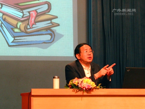 刘教授谈笑风生