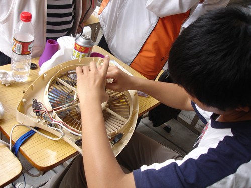 现场维修人员排查电器故障