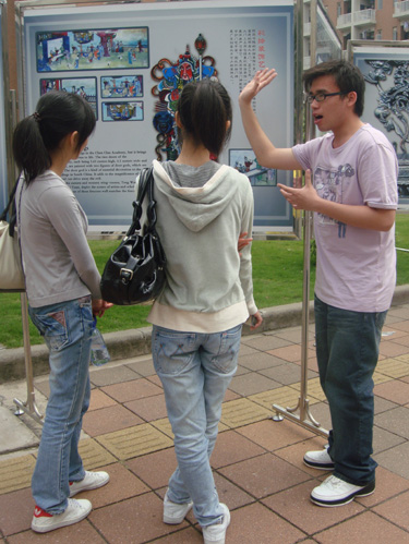 讲解员热情讲解