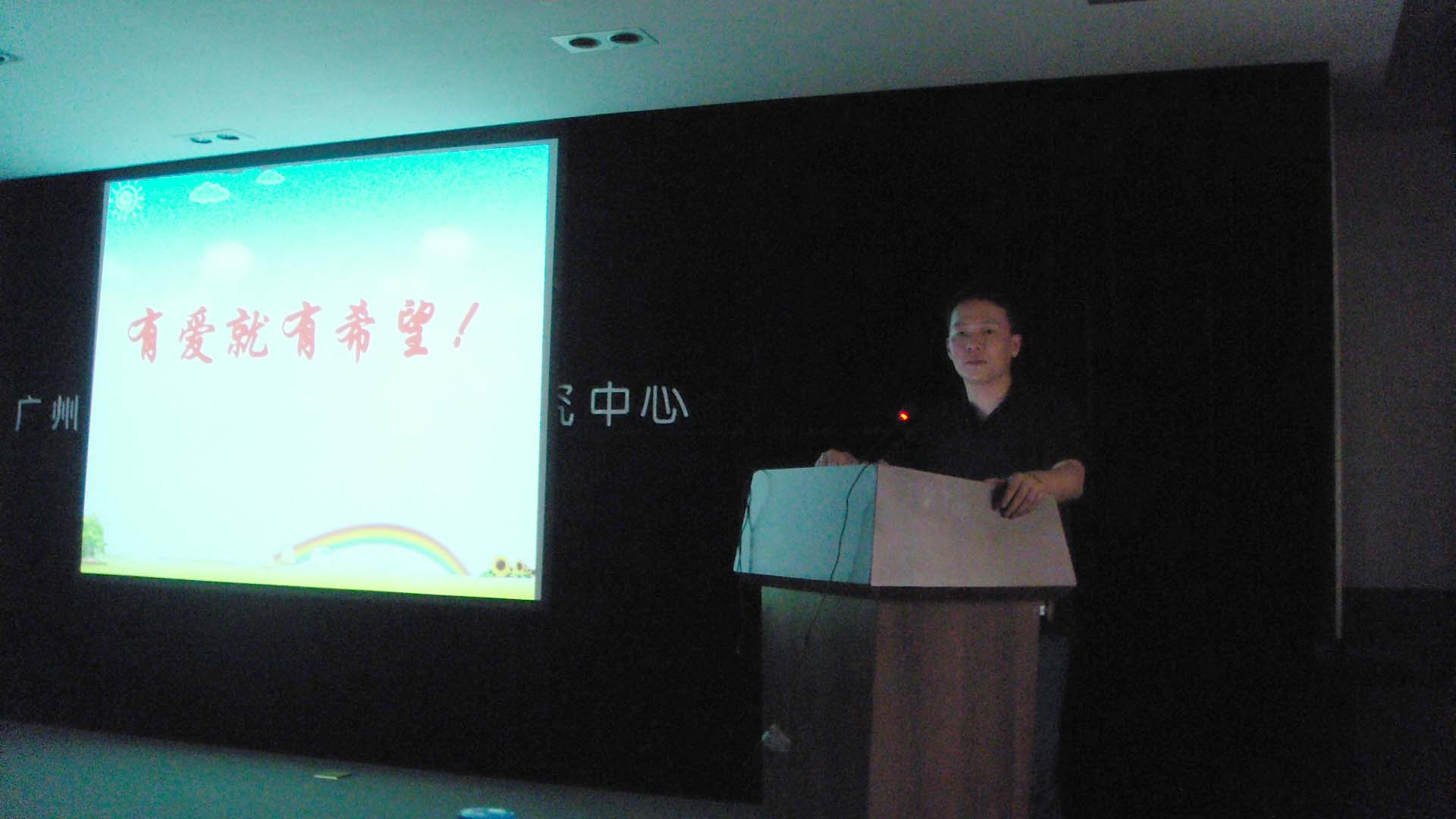 李艳彬老师向志愿者们讲解服务技巧