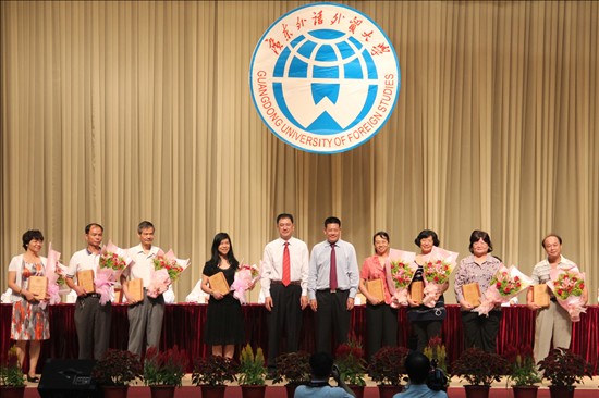 仲伟合与隋广军代表学校对离退休教师表示敬意与感谢 仲伟合与隋广军代表学校对离退休教师表示敬意与感谢