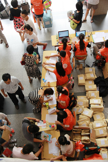 新生报到现场热闹非凡 新生报到现场热闹非凡