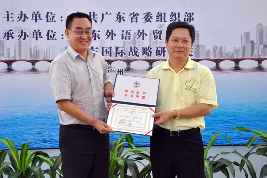 顾也力为班长方利旭颁发证书 顾也力为班长方利旭颁发证书