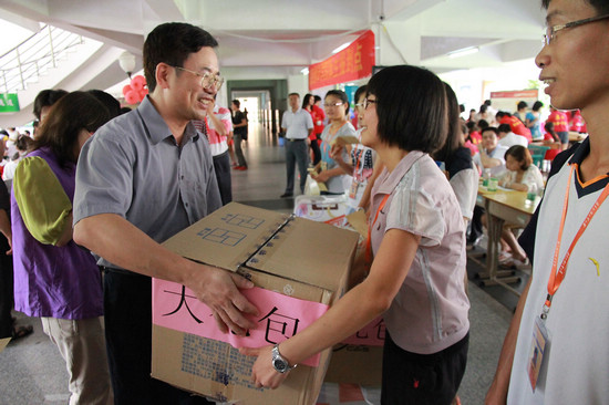 副校长何传添向贫困生发放慰问物品 副校长何传添向贫困生发放慰问物品