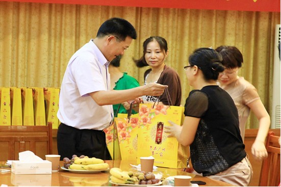 茶话会后仲伟合校长给教师赠送中秋月饼 茶话会后仲伟合校长给教师赠送中秋月饼