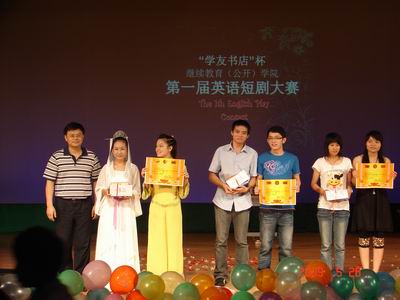 院长何勇斌与获奖选手合影