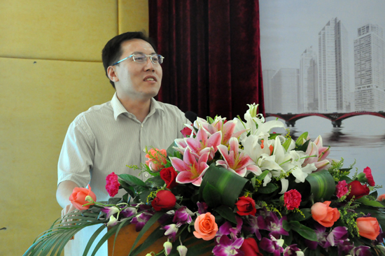 第一组组长蔡允革汇报讨论情况 第一组组长蔡允革汇报讨论情况