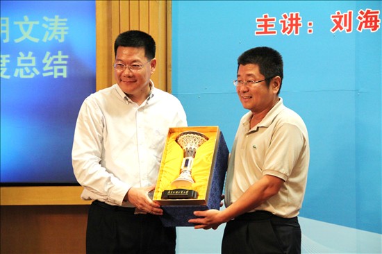 仲伟合校长向主讲嘉宾赠送纪念品 仲伟合校长向主讲嘉宾赠送纪念品