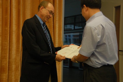 英文学院授予客座教授聘书