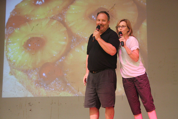 外教Bob和Mary在展示 外教Bob和Mary在展示