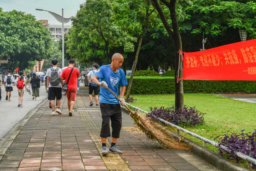 清洁工人清扫校道落叶.jpg
