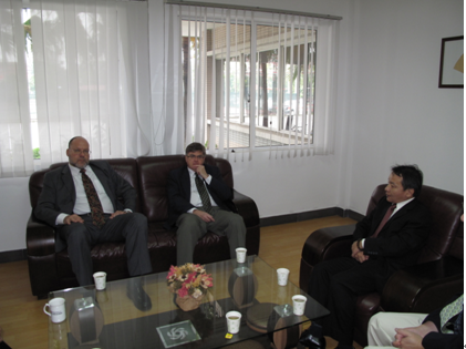 昆特兰大学校长David W.Atkinson(中)、商学院院长Arthur Coren(左)、国际学院院长陈林汉(右)