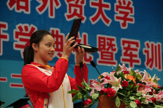 罗茜向师弟师妹展示伦敦奥运银牌 罗茜向师弟师妹展示伦敦奥运银牌