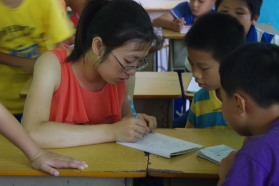 “来,这里这样做。” “来,这里这样做。”