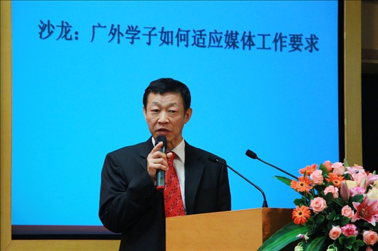 许国彬参加沙龙讨论 许国彬参加沙龙讨论