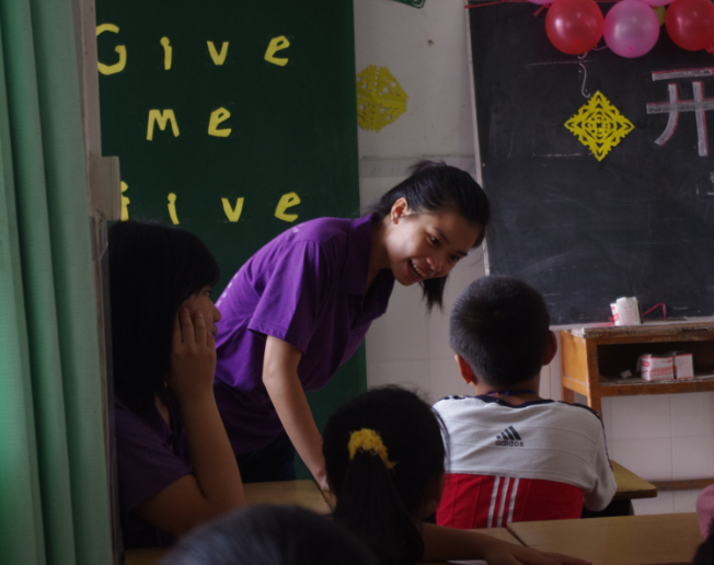 队员和学生交流 队员和学生交流